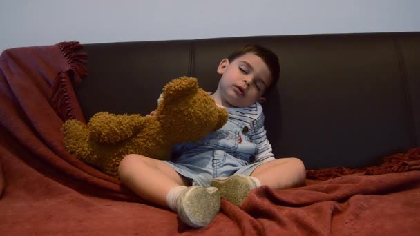 Симпатичний Втомлений Малюк Засинає Дивані Смішні Вирази Обличчя Дитини — стокове відео