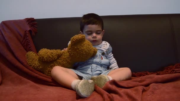 Sevimli Yorgun Çocuk Kanepede Uyuyakalıyor Komik Bebek Yüz Ifadeleri — Stok video