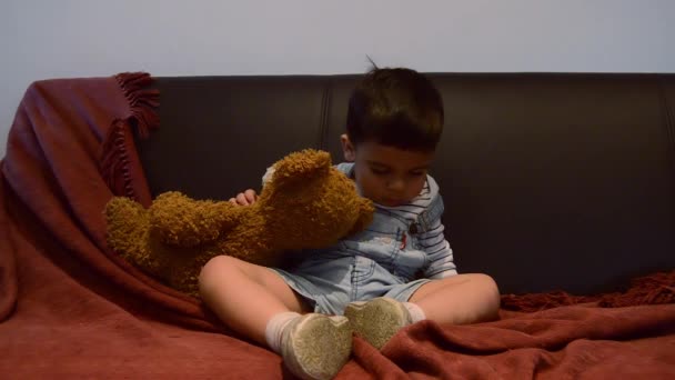 Criança Cansada Bonito Adormecer Sofá Expressões Engraçadas Rosto Bebê — Vídeo de Stock