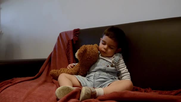 Schattig Moe Peuter Slaap Vallen Bank Grappige Baby Gezicht Uitdrukkingen — Stockvideo