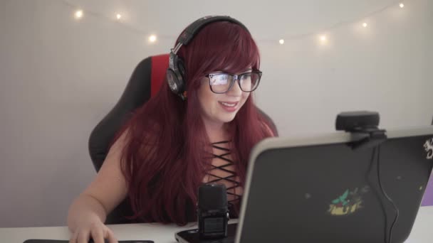 Joven Chica Streamer Con Pelo Rojo Está Jugando Juegos Mientras — Vídeo de stock