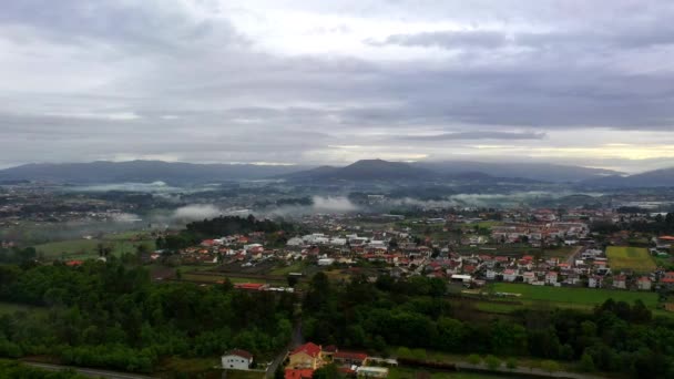 Mlhavé Hory Portugalsku Dron Výstřel Auty Silnici — Stock video