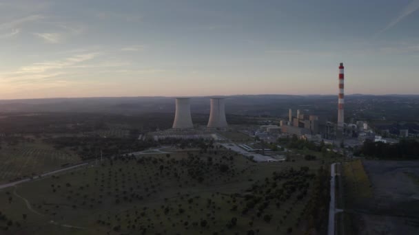Широкий Панорамный Снимок Теплоэлектростанции Застрелен Беспилотником Закате Португалии — стоковое видео