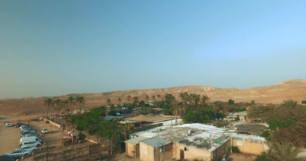 沙漠中的度假村上空不断上升的枪声 — 图库视频影像