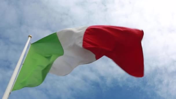 イタリアの緑 赤の旗は 下から見た背景にロイヤルブルーの空と雲と強い風に振っています — ストック動画