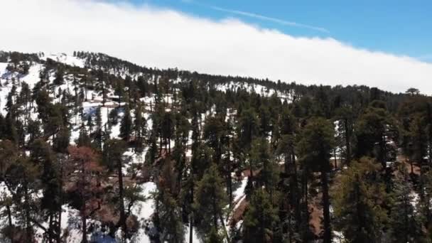 Foto Aérea Una Cordillera Nevada Big Bear Primavera Hay Cielo — Vídeos de Stock