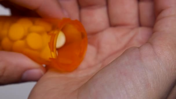 Γιατρός Ρίχνει Έξω Μπουκάλι Γεμάτο Χάπια Στο Χέρι Τους — Αρχείο Βίντεο