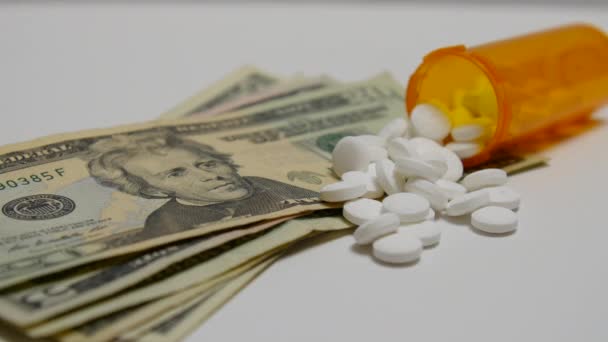 Λευκά Χάπια Ξεχύνονται Πάνω Στοίβες Χρημάτων — Αρχείο Βίντεο