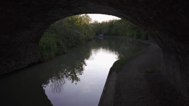Marcher Sous Une Mariée Sur Grand Union Canal Près Leamington — Video