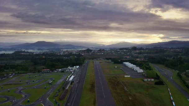 Increíble Paisaje Drones Disparado Sobre Una Pista Carreras Vacía Aeródromo — Vídeo de stock