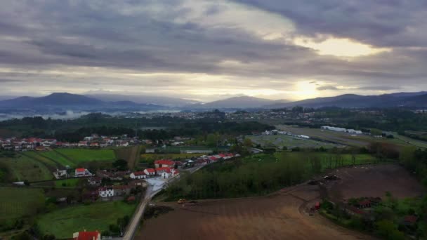 Úžasný Záběr Krajinu Mlha Horách Krásné Zapadající Nebe Zastřelen Braga — Stock video