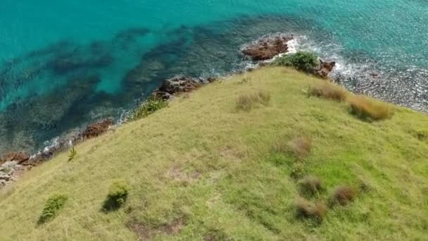 Luchtfoto Van Een Rotsachtige Kustlijn Van Een Klein Eiland Bij — Stockvideo