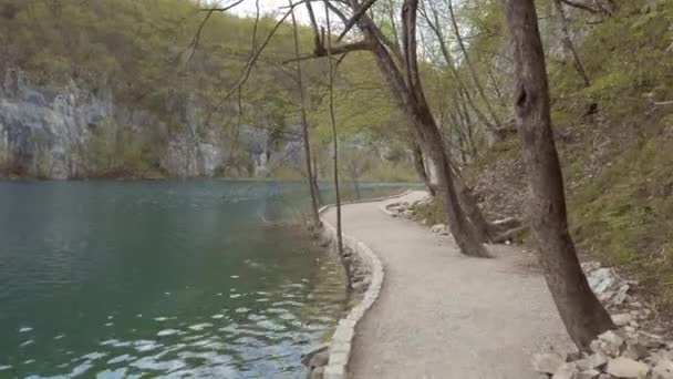 Caminho Entre Lago Azul Claro Penhasco Montanha — Vídeo de Stock