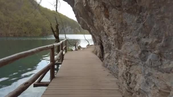 Homem Fez Caminho Madeira Entre Lago Azul Claro Penhasco Montanha — Vídeo de Stock