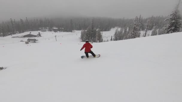 Snowboarders Rijden Een Heuvel — Stockvideo