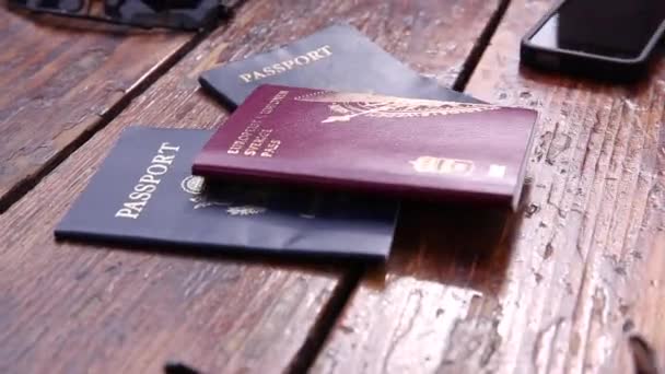 Pasaportes Depositados Una Mesa — Vídeos de Stock