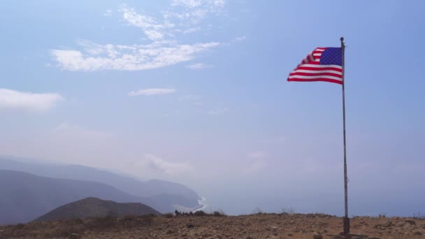 空の空間で手を振るアメリカ国旗 — ストック動画