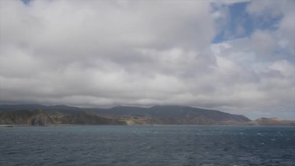 Time Lapse Vagues Océaniques Avec Montagnes — Video