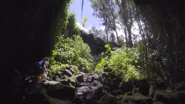 Mujer Saliendo Una Cueva Hawaii — Vídeo de stock