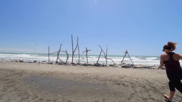 Hokitika Med Tjejlöpning — Stockvideo