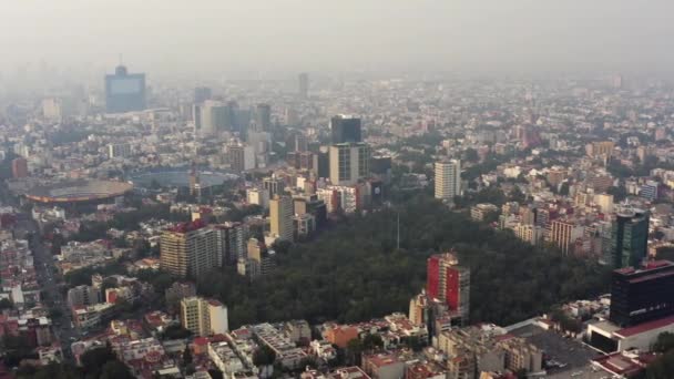 メキシコシティの非常に汚染された日にパーク ハンディド プラザ トロス サッカースタジアムの空中撮影 — ストック動画