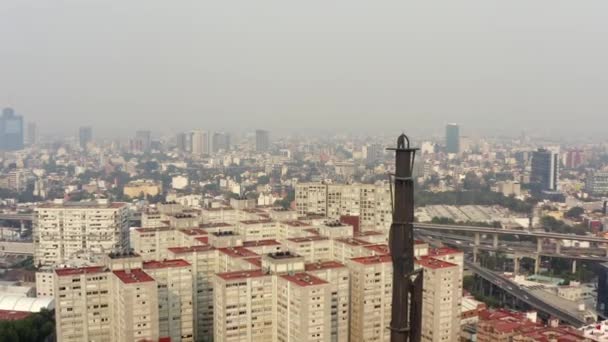メキシコ市内の非常に汚染された日に大きな記念碑の空中ショット — ストック動画