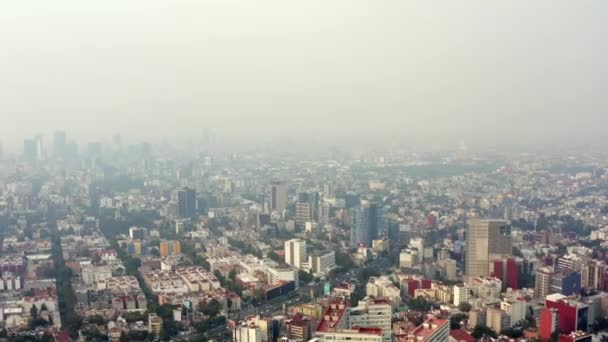 非常に汚染された日にメキシコ市のスカイラインの空中ワイドショット — ストック動画