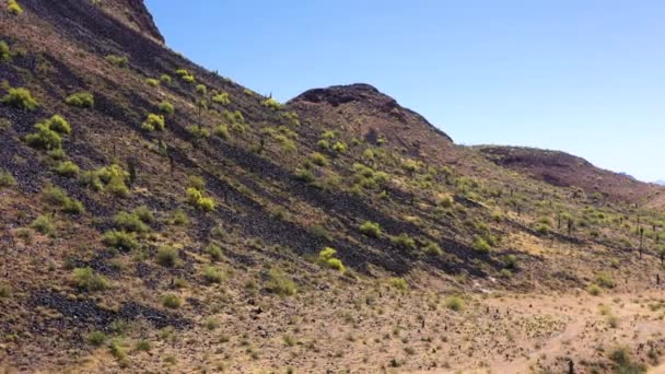 Pan Aéreo Largo Base Una Montaña Del Desierto Scottsdale Arizona — Vídeos de Stock