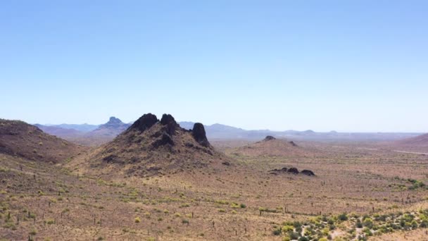 在亚利桑那州斯科茨代尔市盐河印第安人保留区Mcdowell山发现的一个图标火山按钮的空中缓慢接近 西南风景 标志性景观 — 图库视频影像