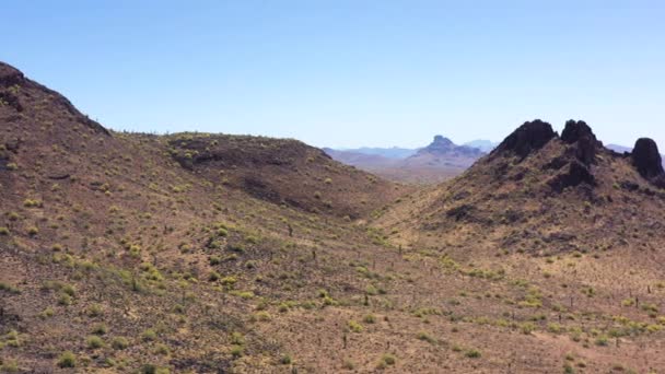 Pan Lento Aéreo Izquierda Butte Ladera Montaña Del Desierto Con — Vídeo de stock