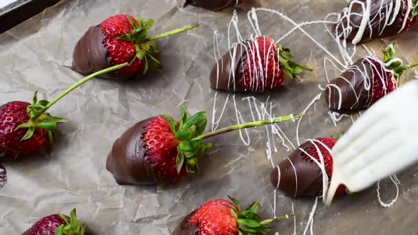 Bandeja Fresas Bañadas Chocolate Con Chocolate Blanco — Vídeos de Stock