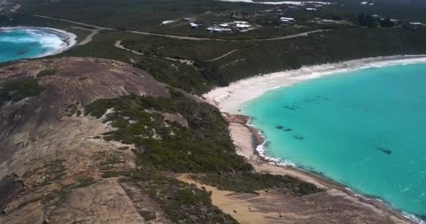 Zachte Golven Spoelen Aan Rustige Australische Kustlijn Vanuit Lucht Gezien — Stockvideo