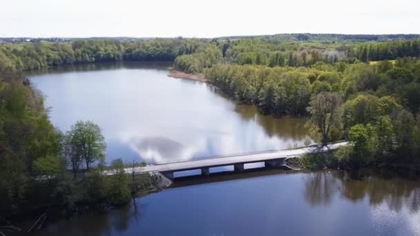 Brücke Über Einen See Luftaufnahme Langsame Filmische Vorwärtsbewegung Der Kamera — Stockvideo