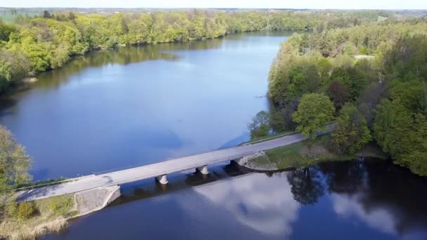 Brücke Über Einen See Luftaufnahme Auto Fährt Auf Einer Brückenantenne — Stockvideo