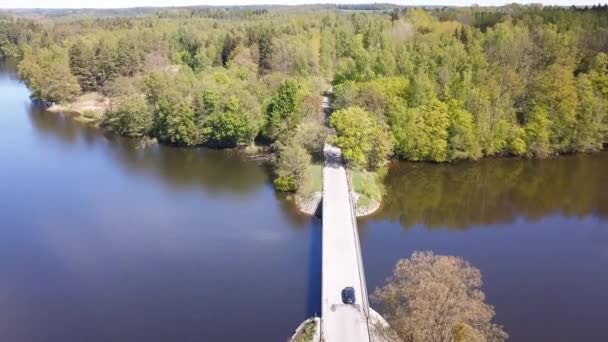 Brücke Über Einen See Luftaufnahme Auto Fährt Auf Einer Brückenantenne — Stockvideo