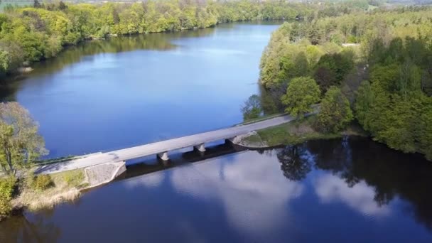 Ponte Sobre Lago Tiro Aéreo Carro Conduzir Numa Ponte Aérea — Vídeo de Stock