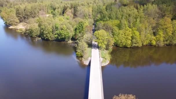 橋の上に湖の空中ショット 映画的後方カメラの動き 晴れた日 青空と雲 2019年春 ポーランド — ストック動画
