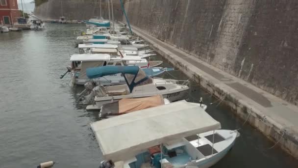 Langzame Kanteling Onthult Kleine Boten Een Haven Oude Stadsmuren Van — Stockvideo