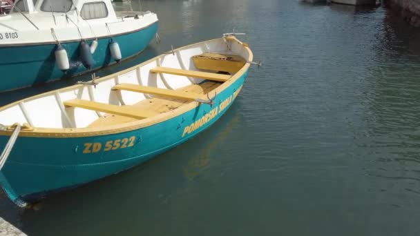 Pequeños Barcos Amarrados Junto Las Antiguas Murallas Del Casco Antiguo — Vídeo de stock