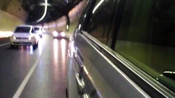 Zpětné Zrcátko Záběry Vozidel Projíždějících Tunelem — Stock video