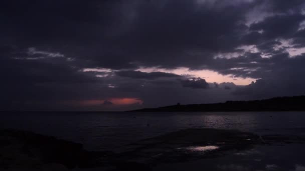 Matahari Terbit Qawra Malta Matahari Terbit Balik Awan Hujan Yang — Stok Video
