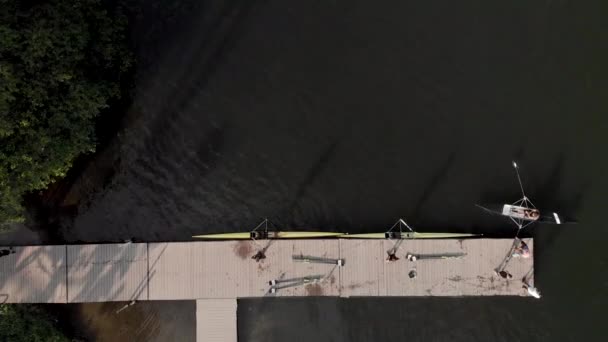 里约热内卢市湖中的一个划船船坞和训练设施的空中俯瞰 划船运动员到达并离开了水面 独木舟着陆场和兜售运动 — 图库视频影像