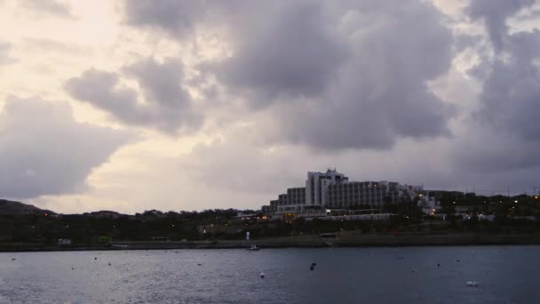 Vroege Ochtend Qawra Malta Voor Zonsopgang Regenachtige Stormachtige Wolken Gebouwen — Stockvideo