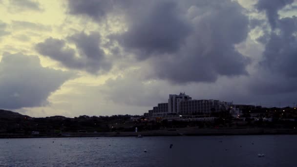 Vroege Ochtend Qawra Malta Voor Zonsopgang Regenachtige Stormachtige Wolken Gebouwen — Stockvideo