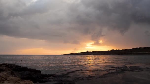 Echtzeit Aufnahme Des Sonnenaufgangs Qawra Malta Regentag Dunkelschwarze Wolken — Stockvideo