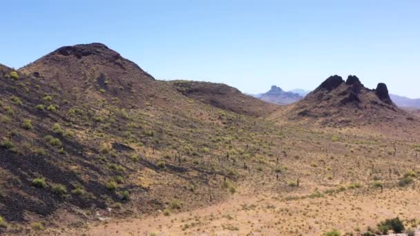 Empuje Aéreo Montaña Roja Que Yace Entre Brecha Scottsdale Mountain — Vídeos de Stock