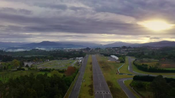 Niesamowity Krajobraz Dronów Nad Pustym Torem Wyścigowym Lotniskiem Mgła Górach — Wideo stockowe