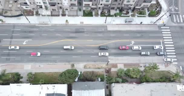 Traffic Stops Red Light Intersection Boulevard Los Angeles Condos Shot — Stock Video