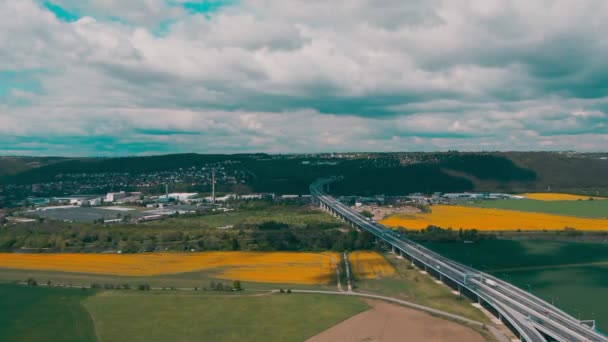 プラハの外の交差点の空中からの眺め交通夏との交差点 — ストック動画