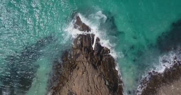 Пташиний Погляд Хвилі Розбиваються Скелясте Узбережжя Австралії Вигляд Повітря — стокове відео